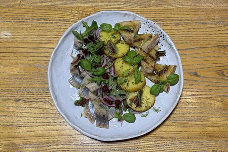 Сельдь домашнего посола с картофелем по-деревенски