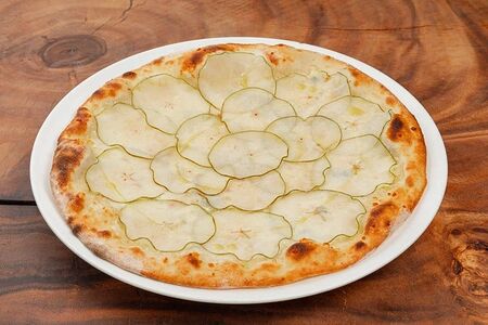 Пицца с грушей и горгонзолой