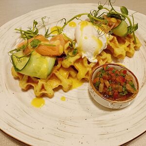 Картофельные вафли с семгой, яйцом пашот и соусом сальса