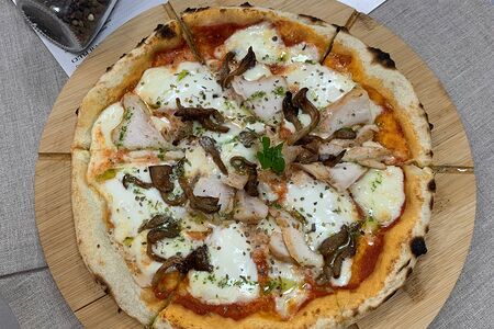 Пицца с куриным филе и вешенками