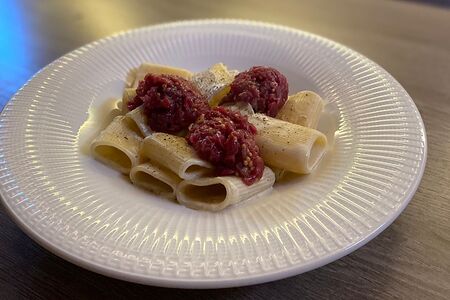 Паста со сливочно-грибным соусом, с тартаром из говядины, приправленная дижонской горчицей и свежемолотым перцем