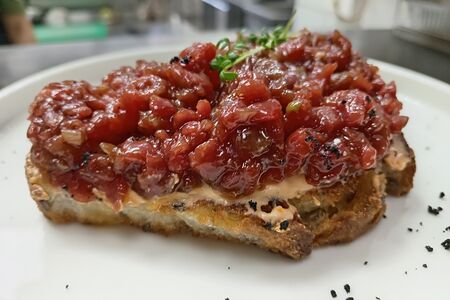 Тартар из говядины с трюфельным кремом