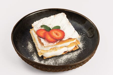 Мильфей с сезонными ягодами