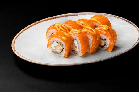 С лососем, креветкой и соусом спайси-манго