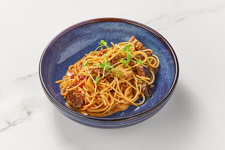 Спагетти с томленной говядиной и грибами