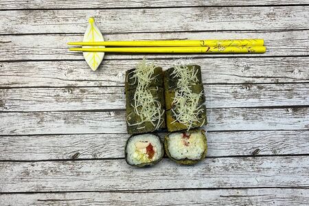 Жареный ролл Цезарь с лососем