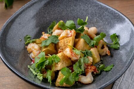 Хрустящие баклажаны с томатами и креветками