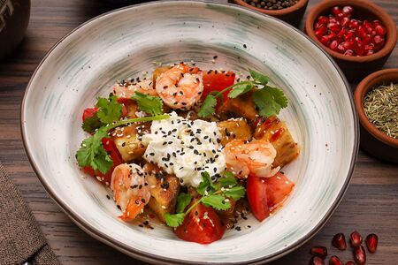 Салат с баклажанами, креветками и сыром