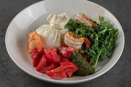 Салат с бурратой, креветками, томатами и руколой