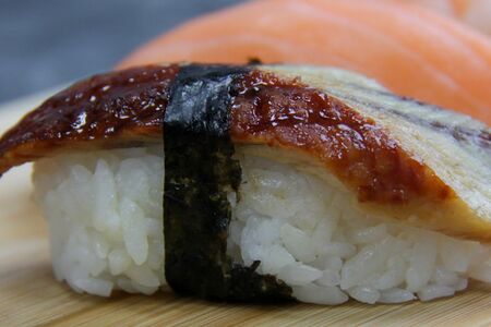 Суши с угрём