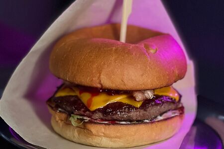 Бургер с говядиной и вишневым соусом