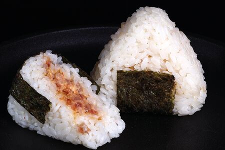 Онигири Тунец