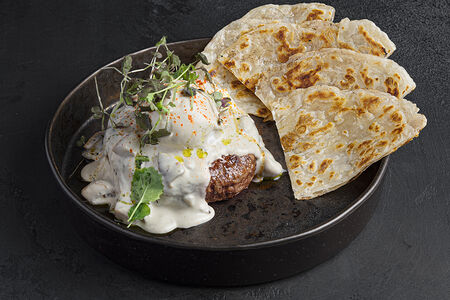 Бифштекс с белыми грибами, яйцом пашот и лепешкой роти парата