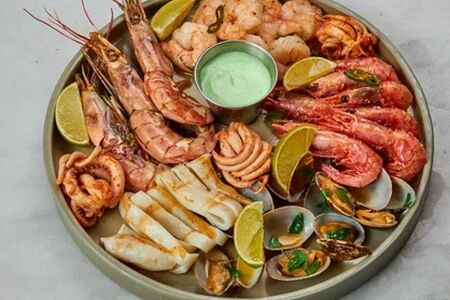 Ассорти морепродуктов на гриле