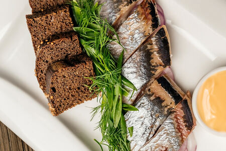 Балтийская сельдь с бородинским хлебом