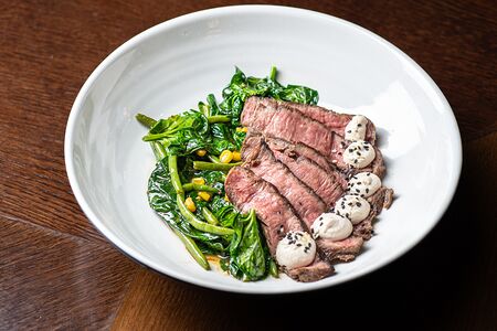 Стейк из говядины су-вид с соусом тоннато