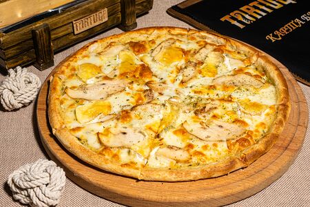 Пицца с камамбером и курицей