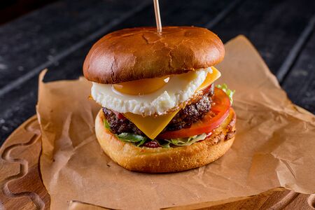 Бургер с котлетой из мраморной говядины