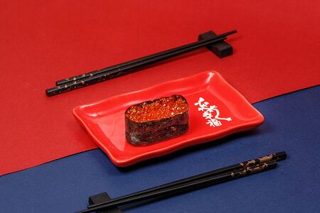 Гункан  с лососевой икрой