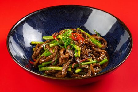 Говядина с ростками чеснока