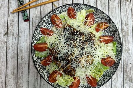 Салат Цезарь с беконом в азиатском стиле