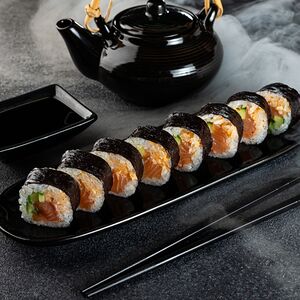 Ролл с лососем спайси