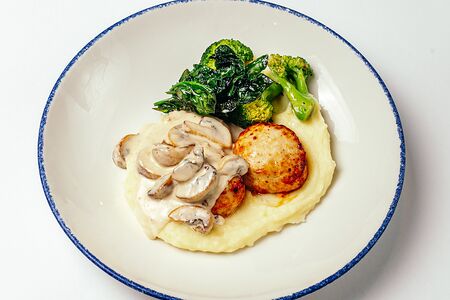 Куриные котлеты с пюре, сливочным соусом и грибами