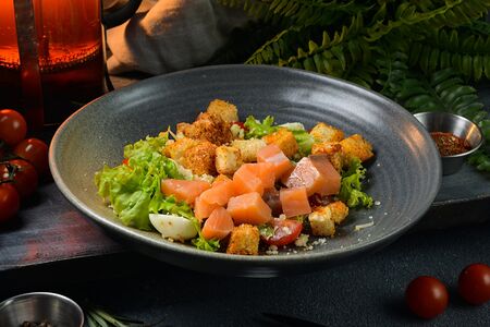 Салат Цезарь с лососем