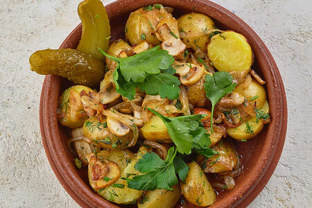 Картофель, жаренный с грибами и луком