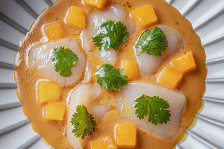 Гребешок в имбирном соусе с манго