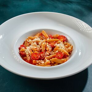 Пенне с томатами и базиликом