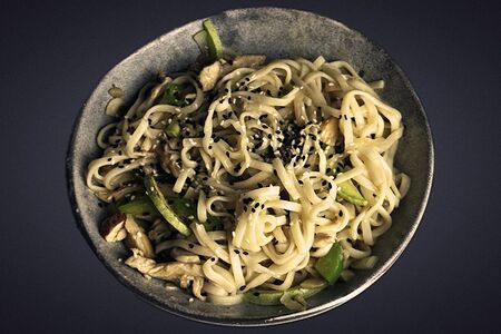 Удон сливочный с курицей и грибами