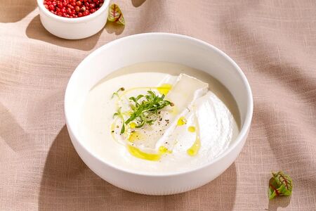 Крем-суп из цветной капусты с сыром бри 