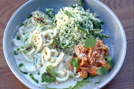 Филе кальмара в сливочном соусе с кускусом и стручковой фасолью