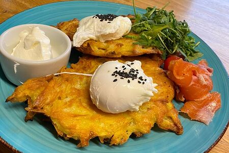 Драники с яйцами пашот и лососем