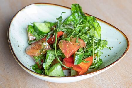 Овощной салат с соусом песто