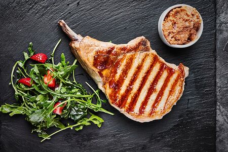 Свиная корейка на косточке 