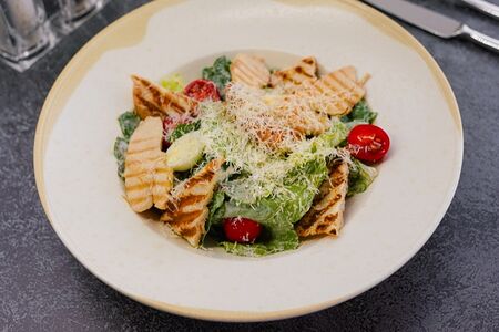 Салат Цезарь с цыпленком