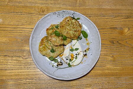 Оладьи из цукини с курицей, сыром и домашней сметаной 