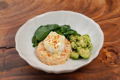 Краб-кейк, авокадо и яйцо пашот