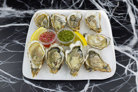 Девять крымских устриц