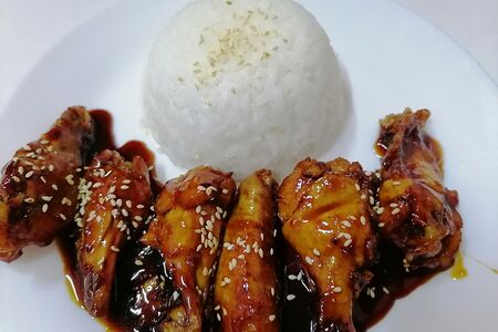 Карамелизированные крылышки с рисом