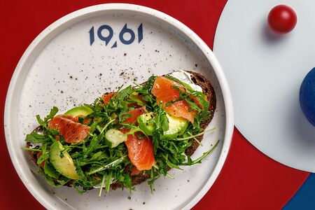 Брускетта с лососем