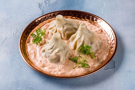 Мини-хинкали с креветками в соусе