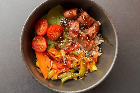 Рис с растительным мясом и овощами в азиатском стиле