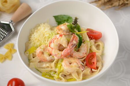 Фарфалле с креветками и лангустинами