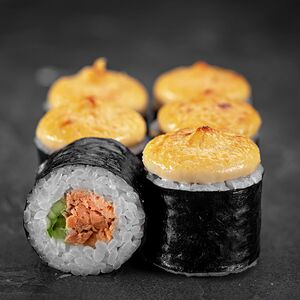 Запеченный маки с жареным лососем