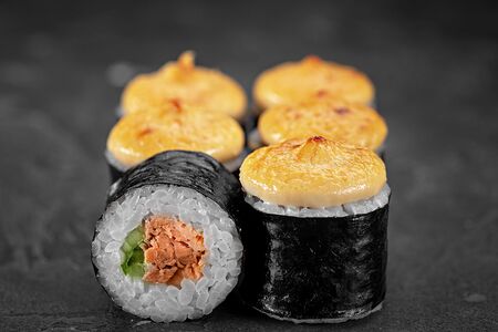 Запеченный маки с жареным лососем