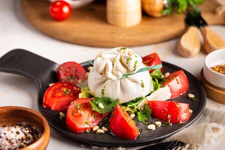 Салат с сыром Буратто 