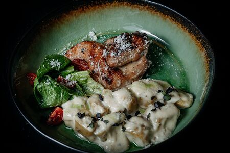 Цыпленок корнишон с сырными ньокками в сливочно-трюфельном соусе